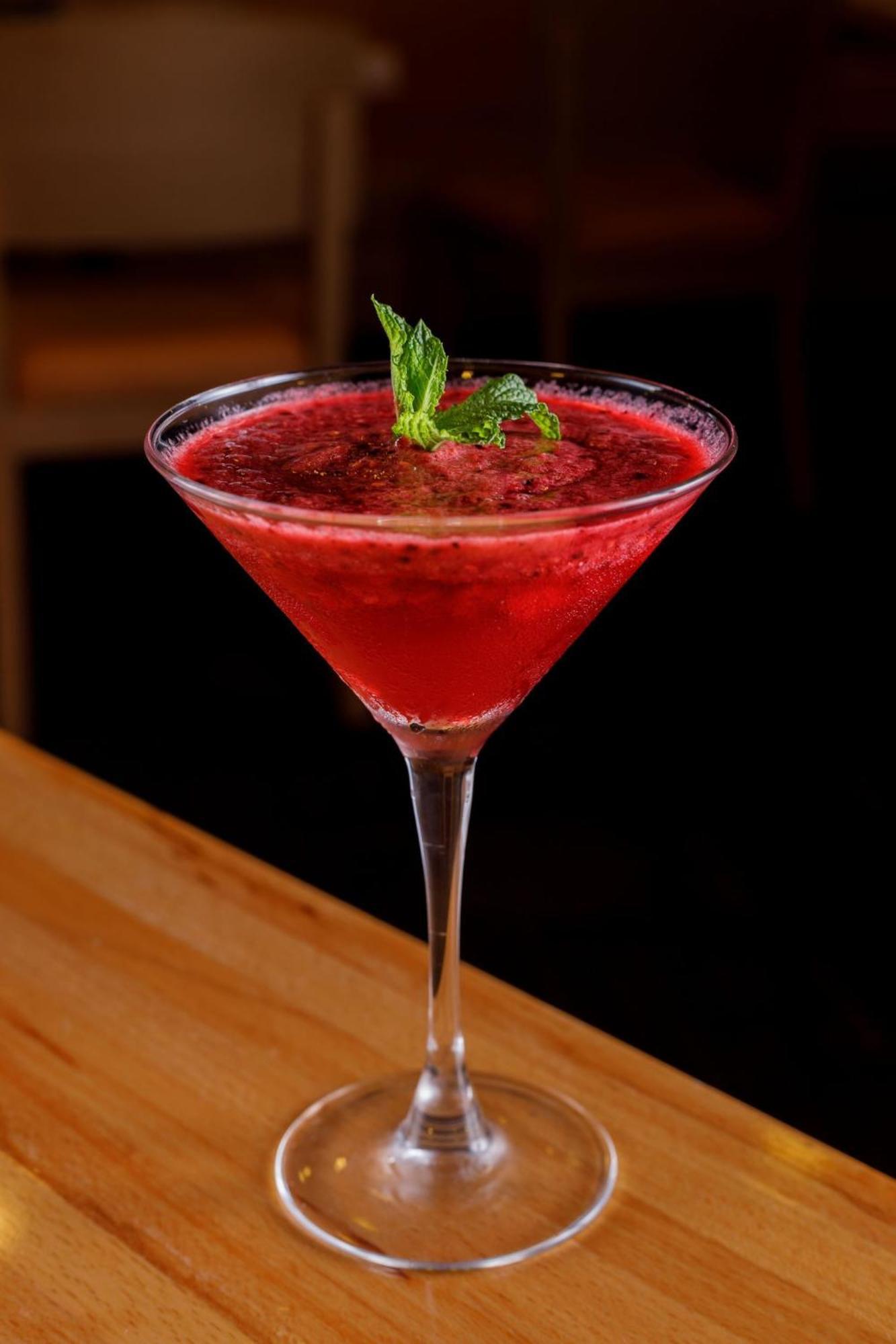 Hotel Camino Real Santa Fe Mexiko-Stadt Exterior foto A cosmopolitan garnished with a sprig of mint